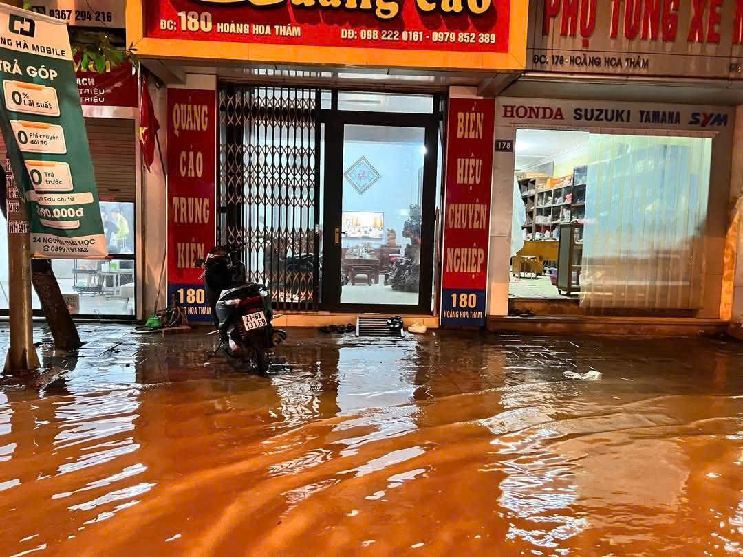 Nước s&ocirc;ng d&acirc;ng cao, người d&acirc;n ở L&agrave;o Cai tất bật di dời t&agrave;i sản trong đ&ecirc;m- Ảnh 17.