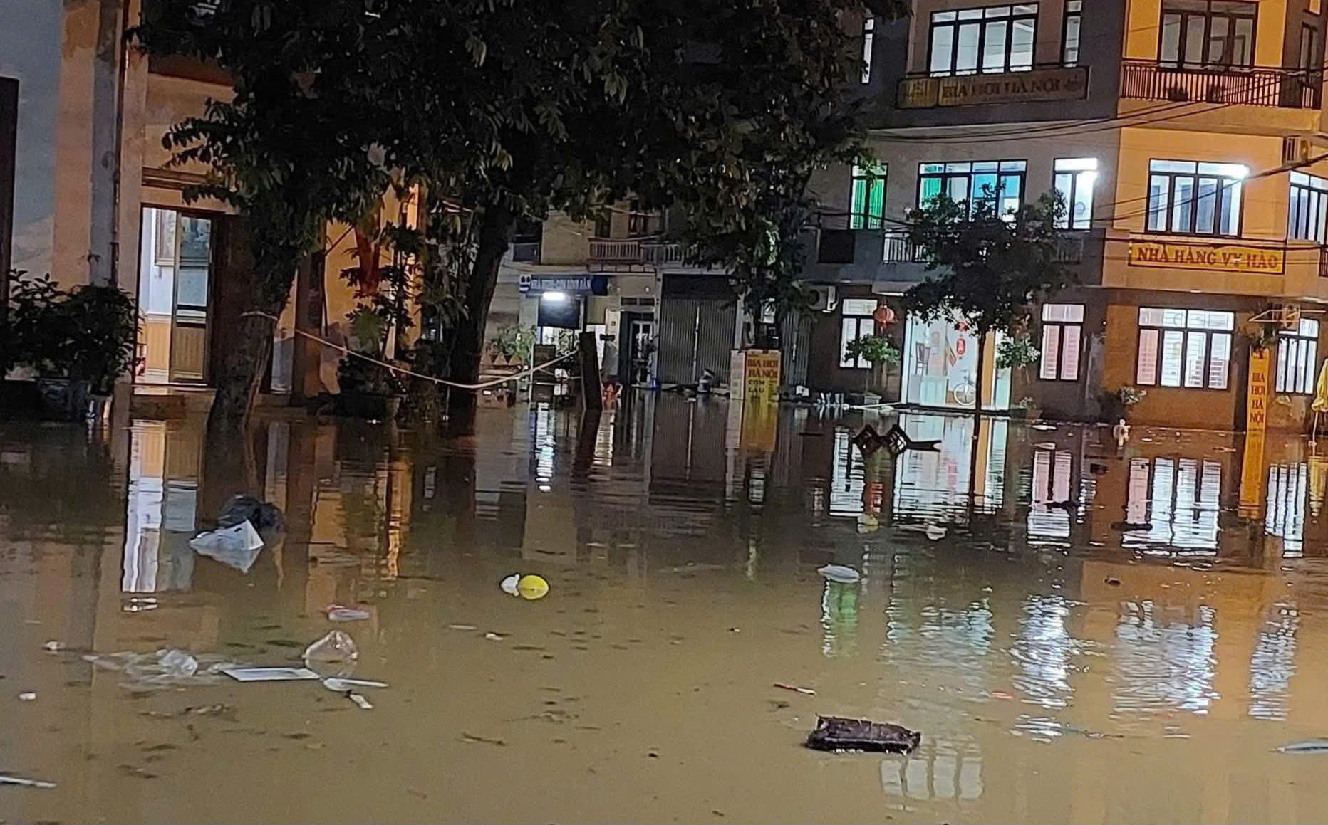 Nước s&ocirc;ng d&acirc;ng cao, người d&acirc;n ở L&agrave;o Cai tất bật di dời t&agrave;i sản trong đ&ecirc;m- Ảnh 1.