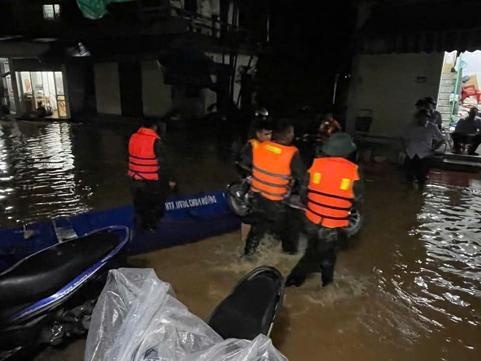 Nước s&ocirc;ng d&acirc;ng cao, người d&acirc;n ở L&agrave;o Cai tất bật di dời t&agrave;i sản trong đ&ecirc;m- Ảnh 10.