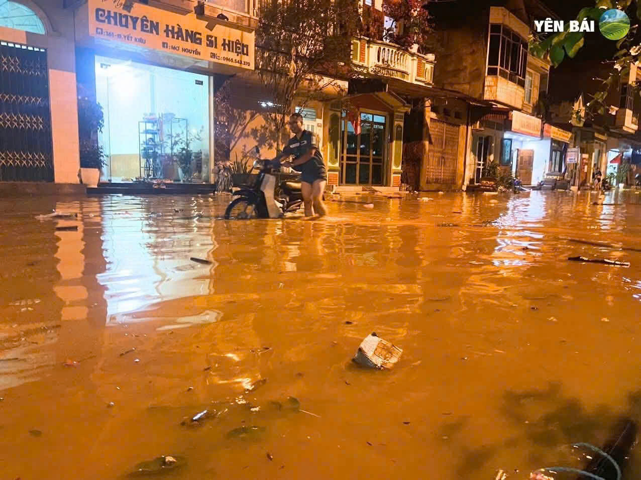 Nước s&ocirc;ng d&acirc;ng cao, người d&acirc;n ở L&agrave;o Cai tất bật di dời t&agrave;i sản trong đ&ecirc;m- Ảnh 2.