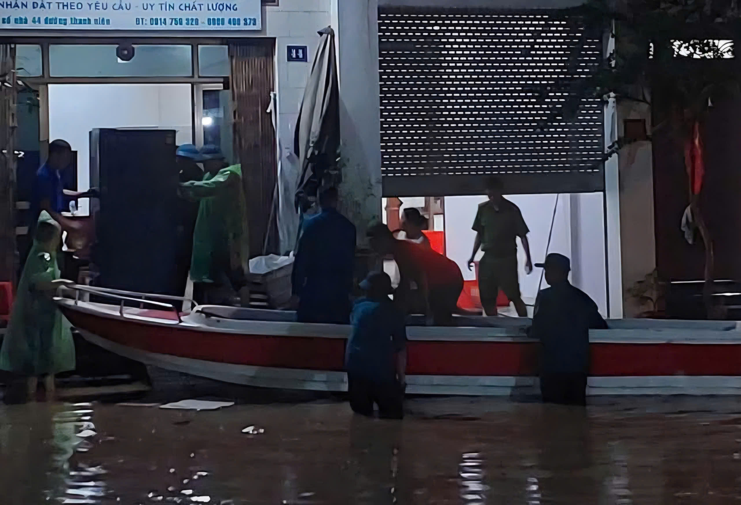 Nước s&ocirc;ng d&acirc;ng cao, người d&acirc;n ở L&agrave;o Cai tất bật di dời t&agrave;i sản trong đ&ecirc;m- Ảnh 11.