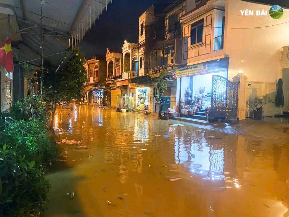 Nước s&ocirc;ng d&acirc;ng cao, người d&acirc;n ở L&agrave;o Cai tất bật di dời t&agrave;i sản trong đ&ecirc;m- Ảnh 3.