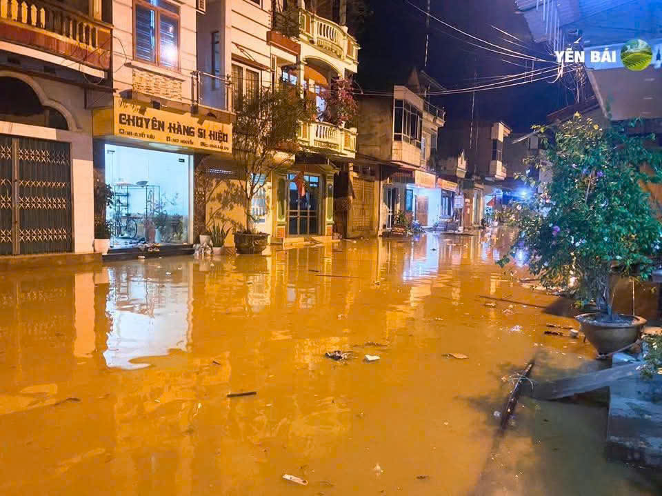 Nước s&ocirc;ng d&acirc;ng cao, người d&acirc;n ở L&agrave;o Cai tất bật di dời t&agrave;i sản trong đ&ecirc;m- Ảnh 4.