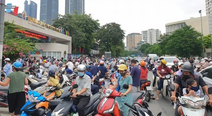 H&agrave; Nội triển khai th&aacute;ng cao điểm bảo TTATGT cho học sinh đến trường- Ảnh 1.