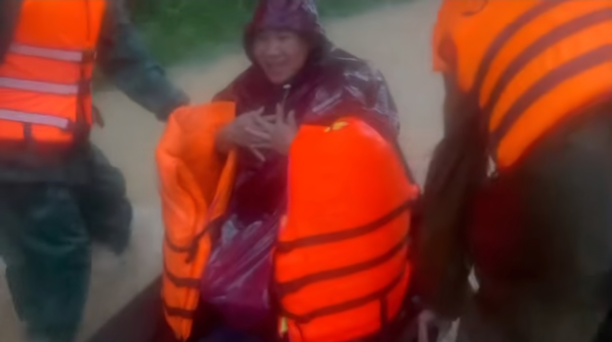 Nghệ An: C&ocirc;ng an x&atilde; hỗ trợ sản phụ sắp sinh vượt qua v&ugrave;ng ngập lụt đến bệnh viện an to&agrave;n- Ảnh 1.