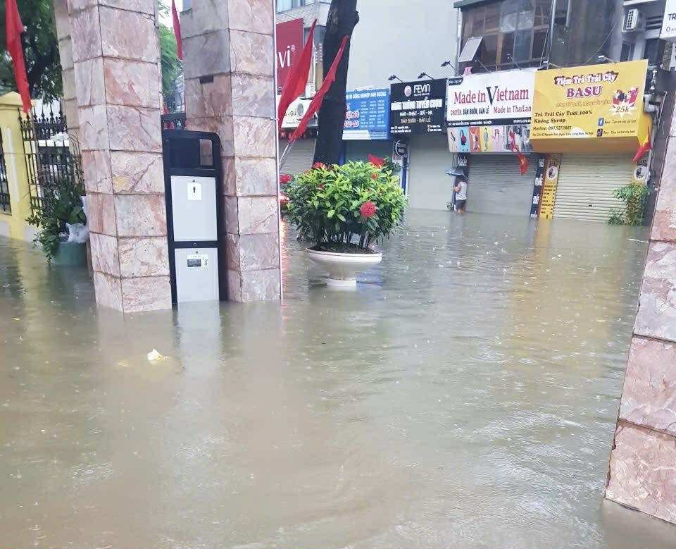H&agrave; Nội: Mưa ngớt, người d&acirc;n vẫn &aacute;m ảnh v&igrave; c&ograve;n hơn 20 điểm ngập s&acirc;u- Ảnh 10.