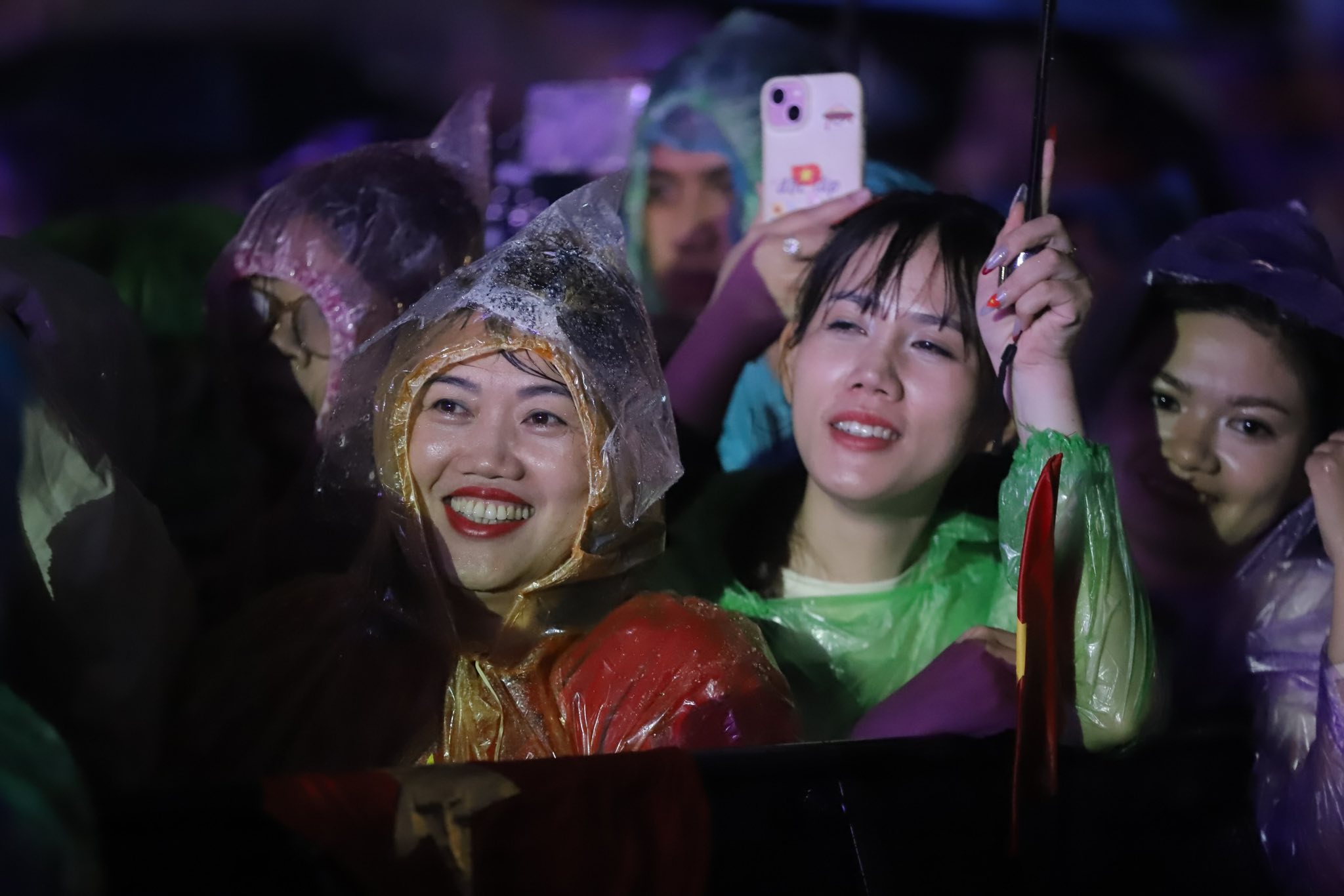 Concert "Việt Nam trong t&ocirc;i" quy&ecirc;n g&oacute;p 4,2 tỷ đồng ủng hộ đồng b&agrave;o miền Trung- Ảnh 9.