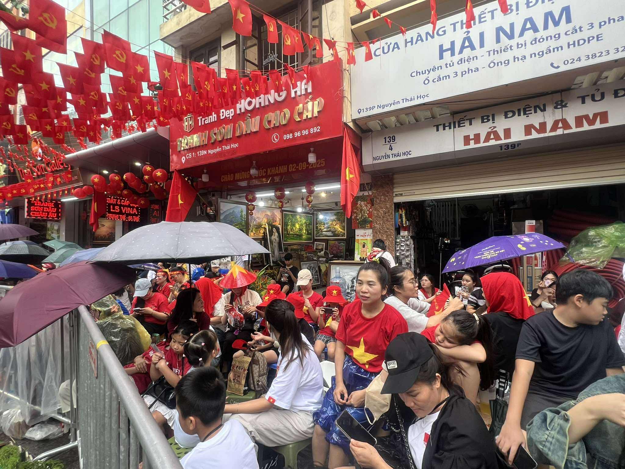 Người d&acirc;n, du kh&aacute;ch xuống đường h&aacute;o hức đ&oacute;n chờ buổi sơ duyệt diễu binh, diễu h&agrave;nh- Ảnh 5.