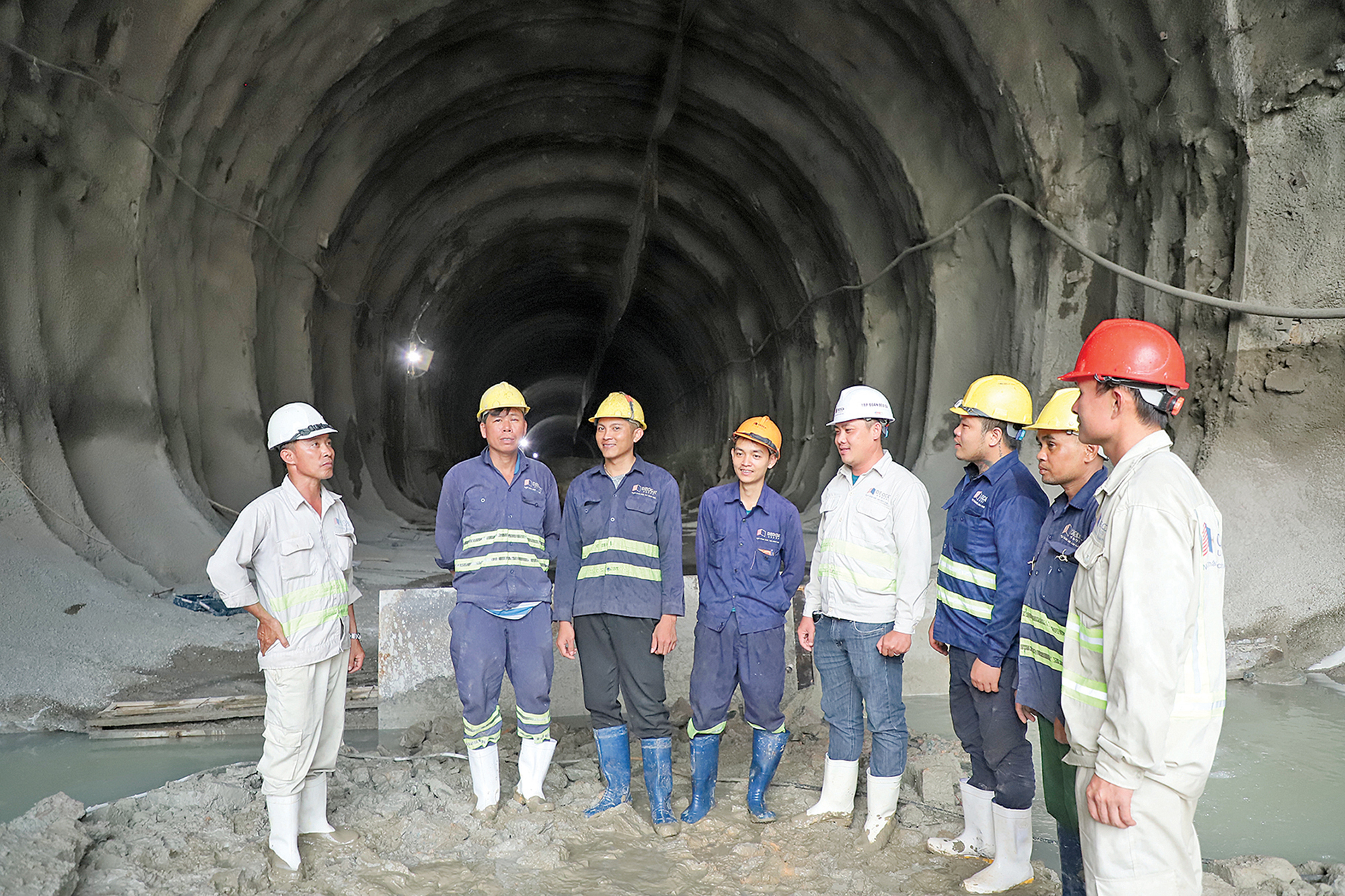 Ăn n&uacute;i ngủ rừng, đ&agrave;o hầm th&ocirc;ng cao tốc- Ảnh 1.