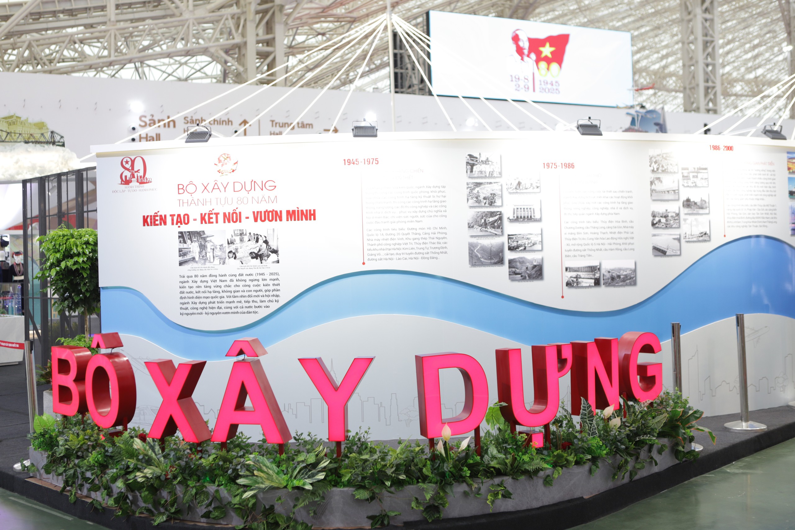 Ấn tượng kh&ocirc;ng gian trưng b&agrave;y th&agrave;nh tựu 80 năm ng&agrave;nh X&acirc;y dựng- Ảnh 1.