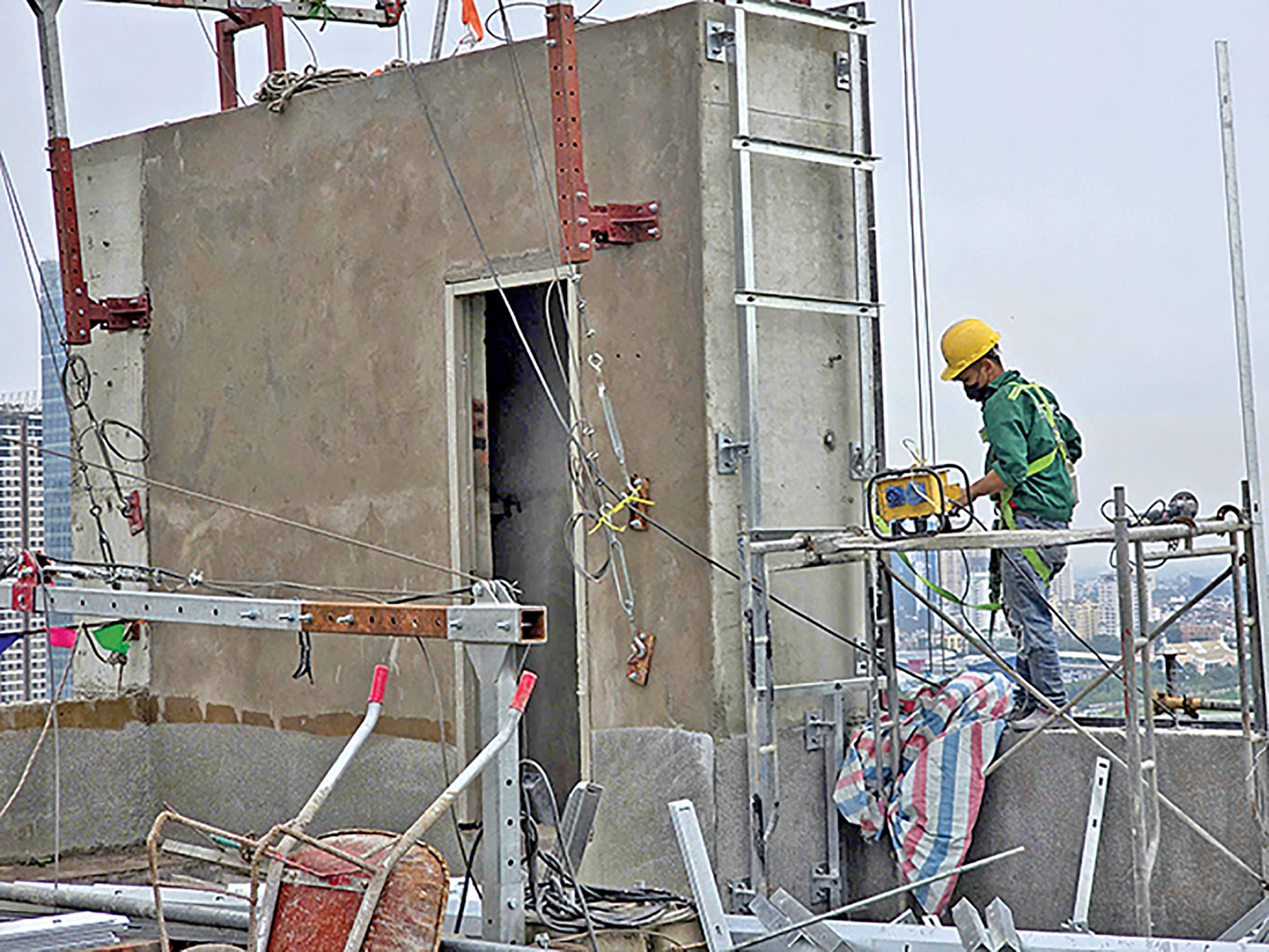 Mưu sinh giữa lưng chừng trời- Ảnh 2. Mưu sinh giữa lưng chừng trời- Ảnh 2.