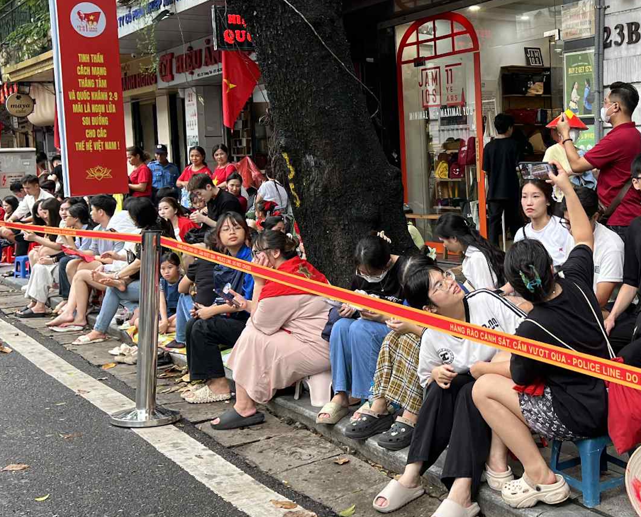 Người d&acirc;n, du kh&aacute;ch xuống đường h&aacute;o hức đ&oacute;n chờ buổi sơ duyệt diễu binh, diễu h&agrave;nh- Ảnh 3.