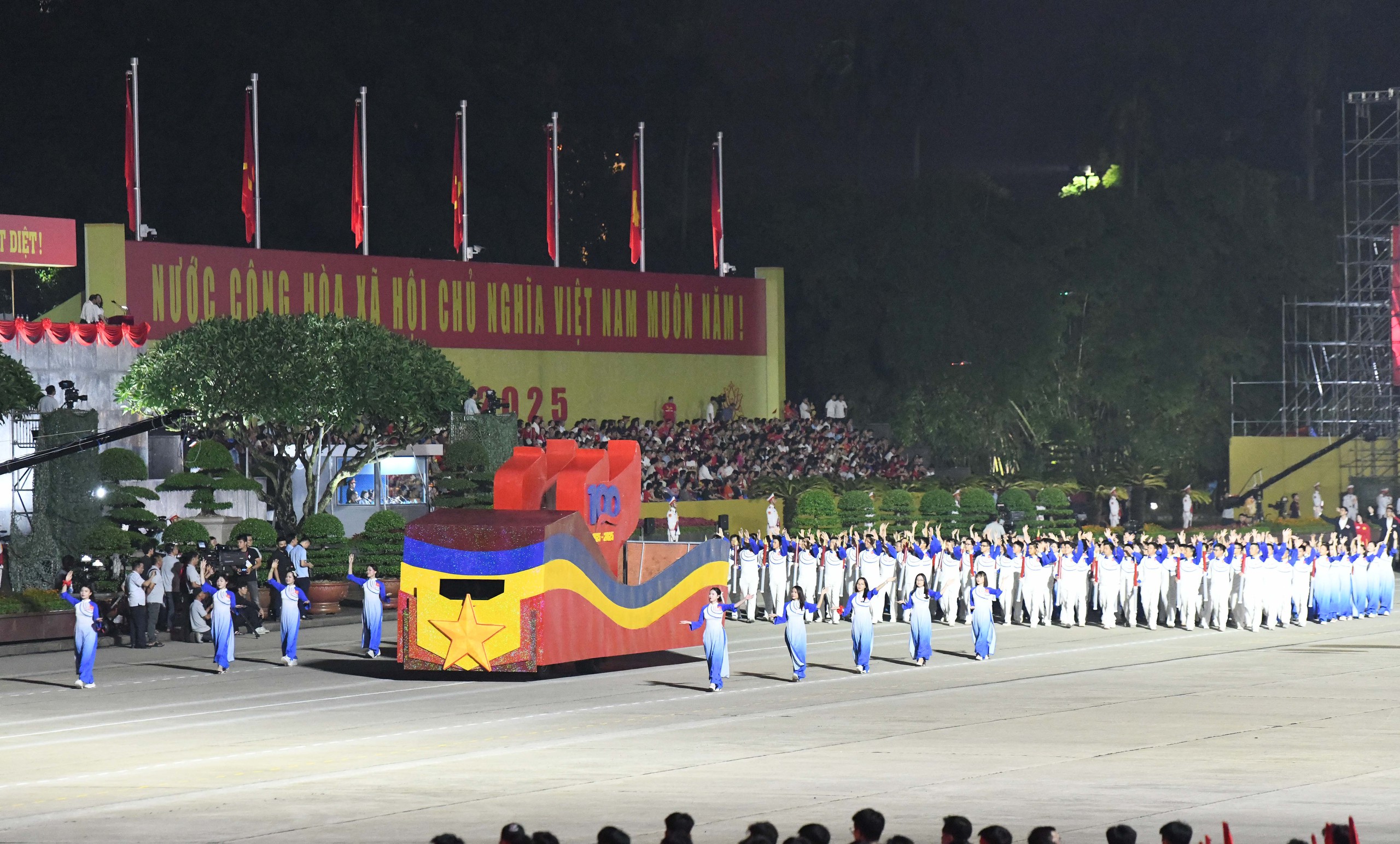 To&agrave;n cảnh xe tăng, kh&iacute; t&agrave;i, lực lượng h&ugrave;ng hậu diễu h&agrave;nh qua Quảng trường Ba Đ&igrave;nh- Ảnh 24.