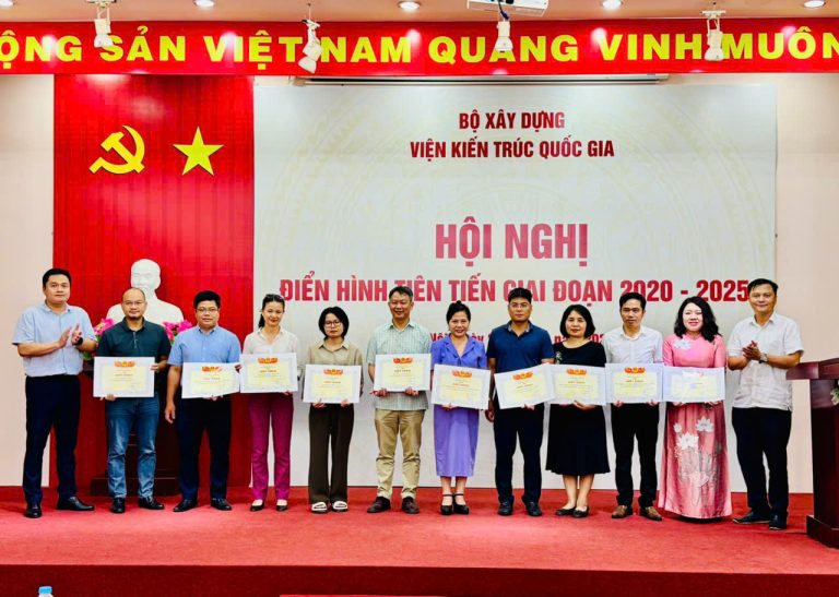 C&aacute;c Ph&oacute; Viện trưởng Trịnh Hồng Việt v&agrave; Nguyễn Th&agrave;nh C&ocirc;ng trao giấy khen cho đại diện c&aacute;c đơn vị c&oacute; th&agrave;nh t&iacute;ch ti&ecirc;u biểu.