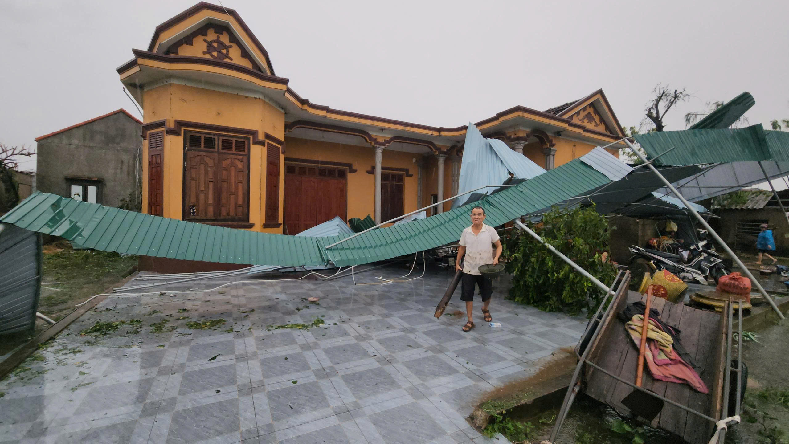 Chung tay khắc phục hậu quả, gi&uacute;p người d&acirc;n H&agrave; Tĩnh ổn định cuộc sống sau b&atilde;o số 5- Ảnh 1.