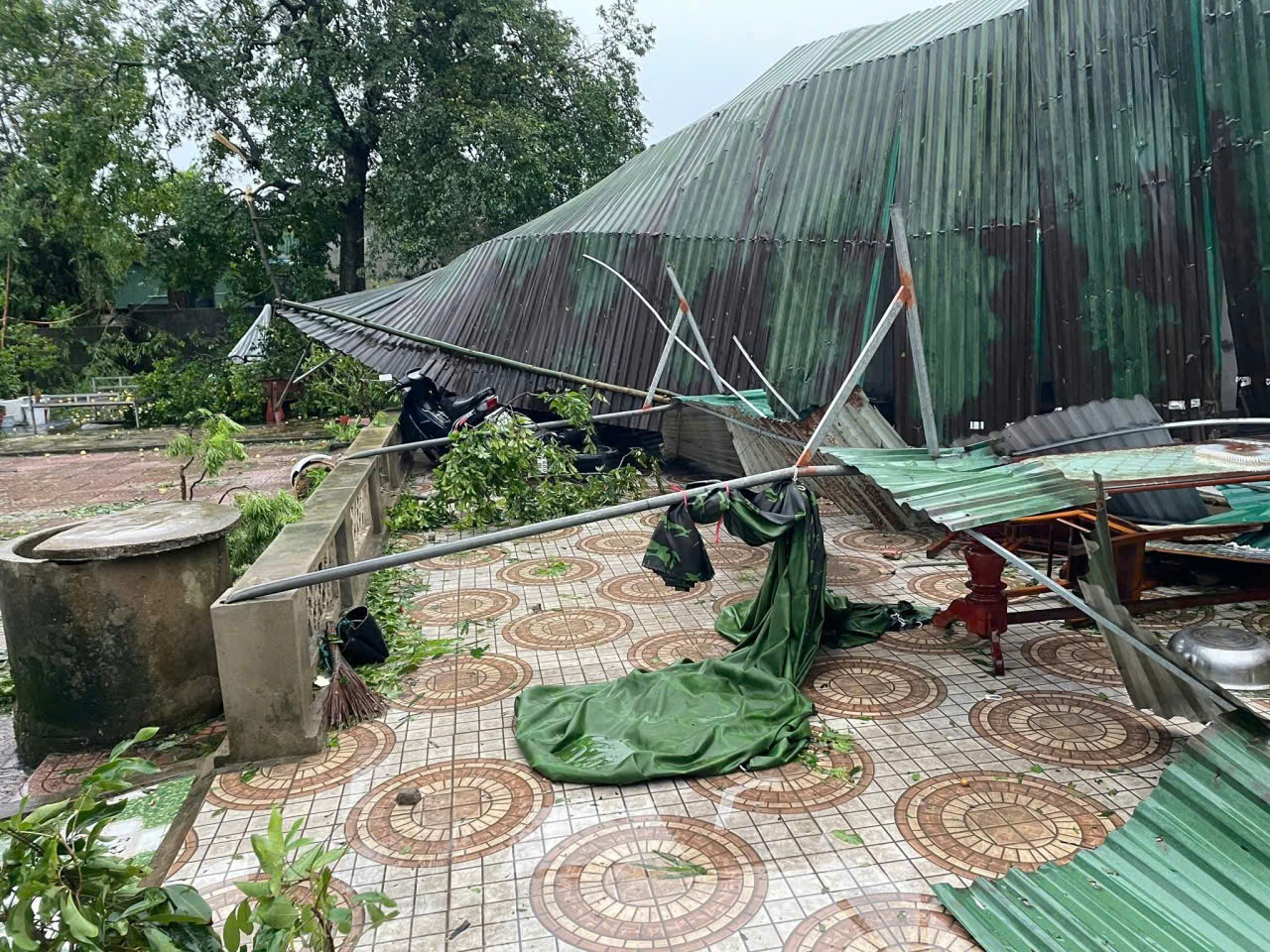 Chung tay khắc phục hậu quả, gi&uacute;p người d&acirc;n H&agrave; Tĩnh ổn định cuộc sống sau b&atilde;o số 5- Ảnh 2.