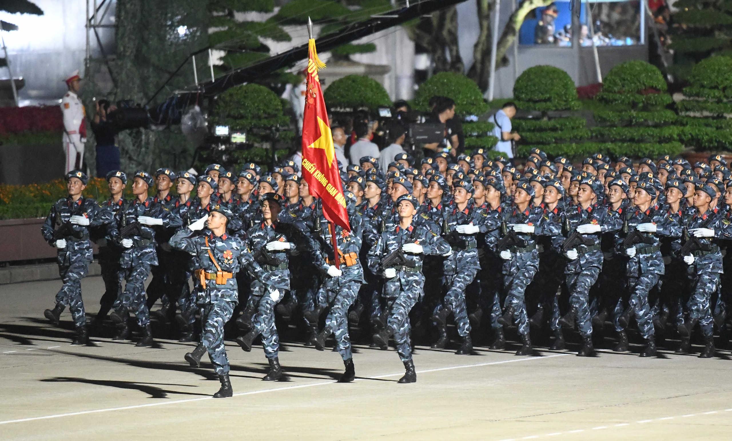 To&agrave;n cảnh xe tăng, kh&iacute; t&agrave;i, lực lượng h&ugrave;ng hậu diễu h&agrave;nh qua Quảng trường Ba Đ&igrave;nh- Ảnh 9.