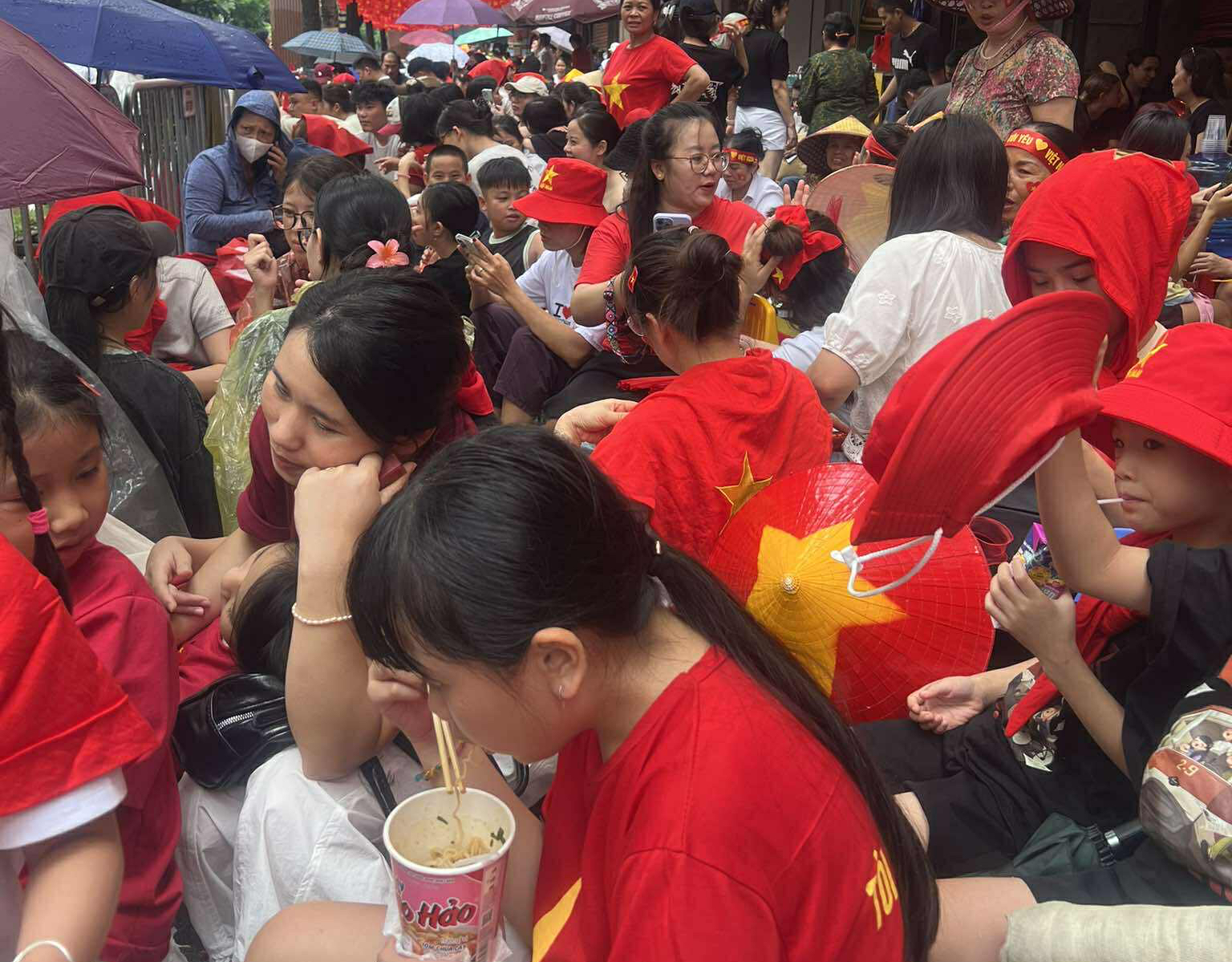 Người d&acirc;n, du kh&aacute;ch xuống đường h&aacute;o hức đ&oacute;n chờ buổi sơ duyệt diễu binh, diễu h&agrave;nh- Ảnh 4.