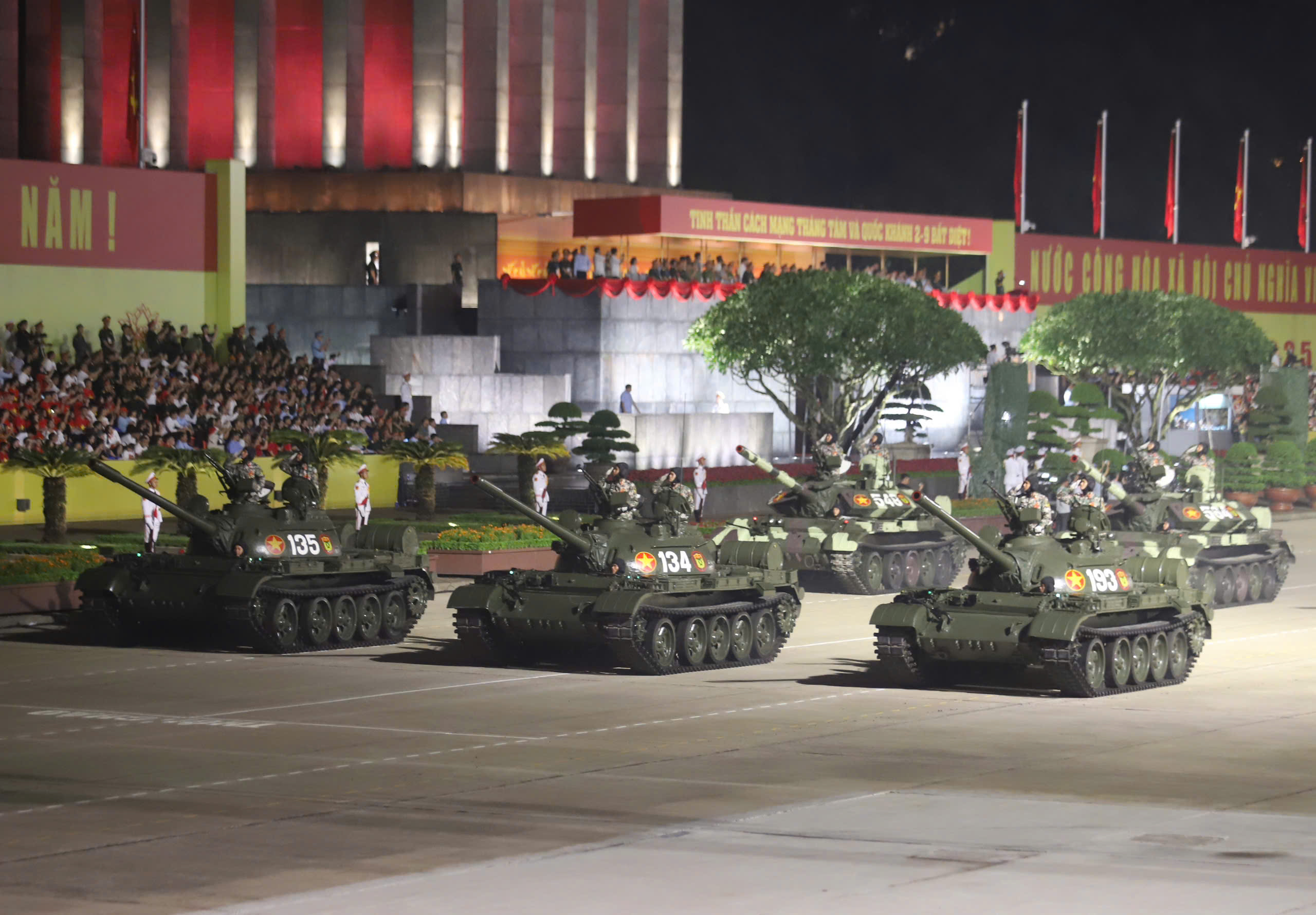 To&agrave;n cảnh xe tăng, kh&iacute; t&agrave;i, lực lượng h&ugrave;ng hậu diễu h&agrave;nh qua Quảng trường Ba Đ&igrave;nh- Ảnh 19.