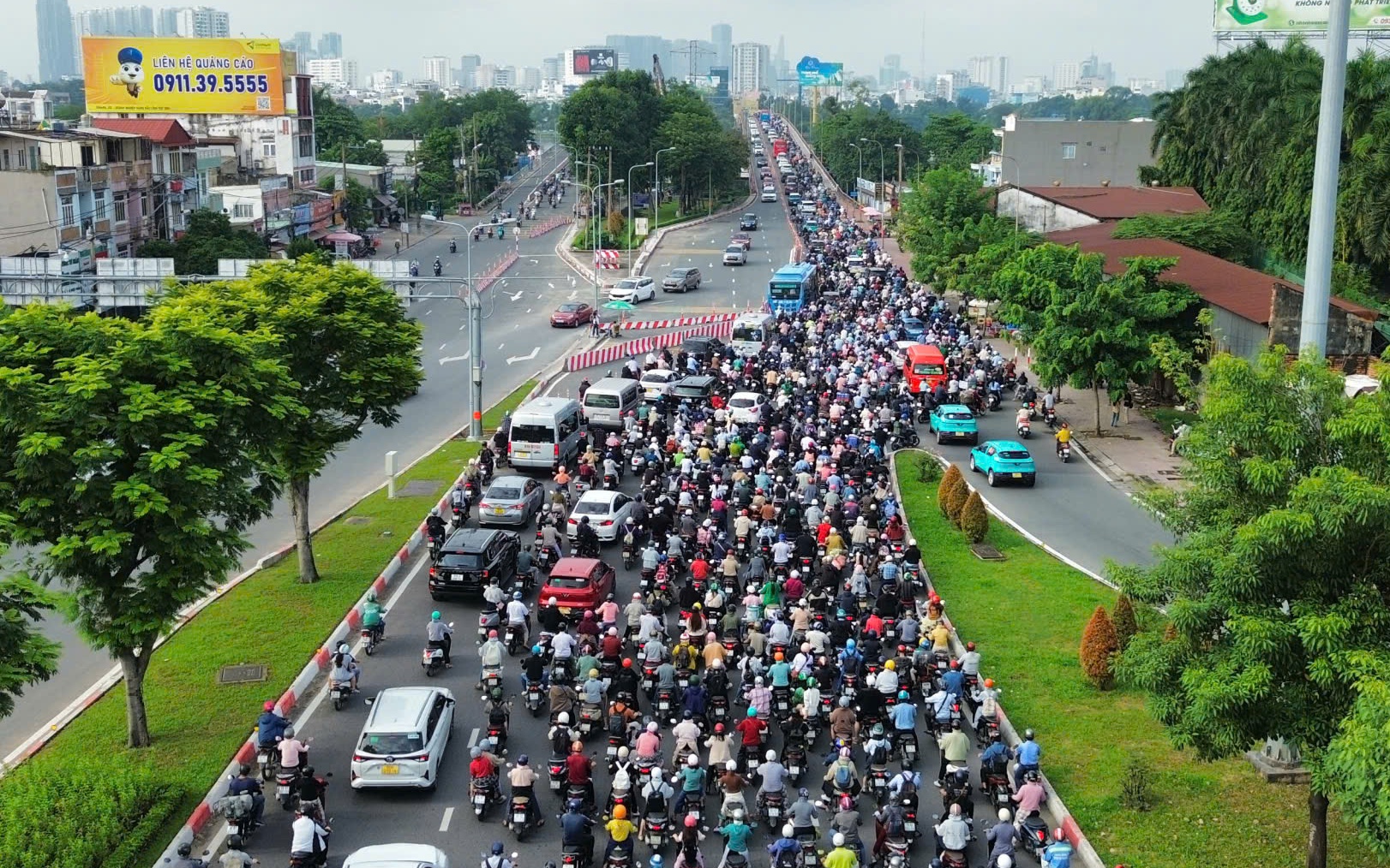 Ng&agrave;y đầu tổ chức lại giao th&ocirc;ng cầu B&igrave;nh Triệu, cửa ng&otilde; ph&iacute;a đ&ocirc;ng TP.HCM &ugrave;n ứ nghi&ecirc;m trọng