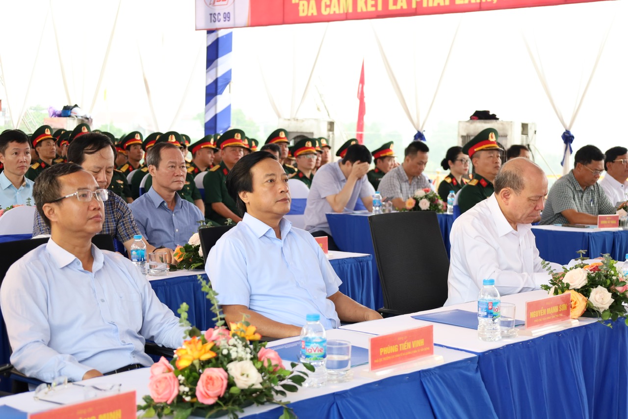 Hợp long cầu Phong Ch&acirc;u ở Ph&uacute; Thọ, nỗ lực th&ocirc;ng xe v&agrave;o đầu th&aacute;ng 10- Ảnh 3.