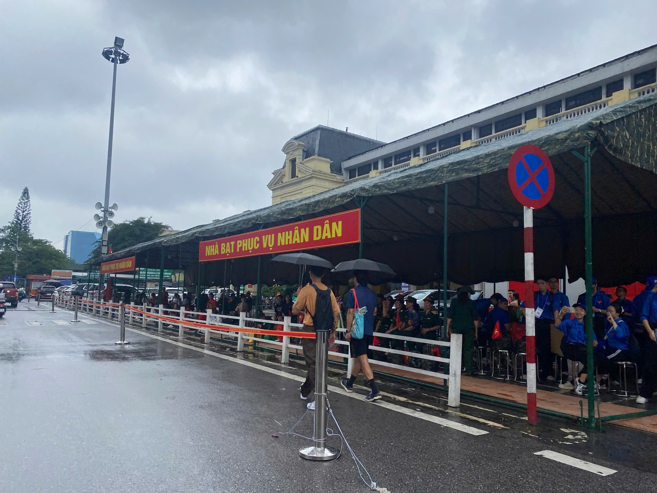 Người d&acirc;n, du kh&aacute;ch xuống đường h&aacute;o hức đ&oacute;n chờ buổi sơ duyệt diễu binh, diễu h&agrave;nh- Ảnh 7.