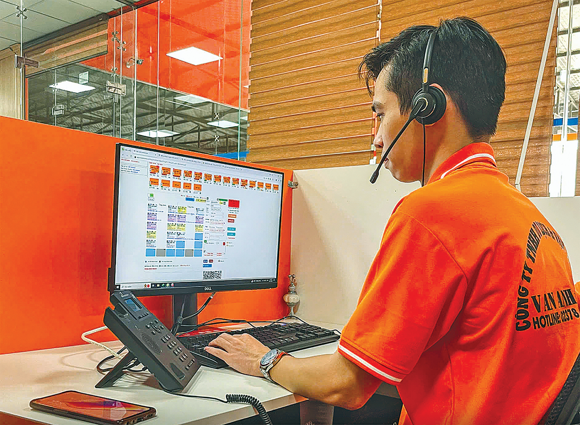 Giao thông bứt tốc trên “đường băng” số hóa- Ảnh 3. Giao thông bứt tốc trên “đường băng” số hóa- Ảnh 3.