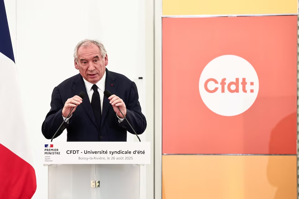 Ph&aacute;p rơi v&agrave;o khủng hoảng sau khi Thủ tướng Bayrou k&ecirc;u gọi bỏ phiếu t&iacute;n nhiệm sớm- Ảnh 1.