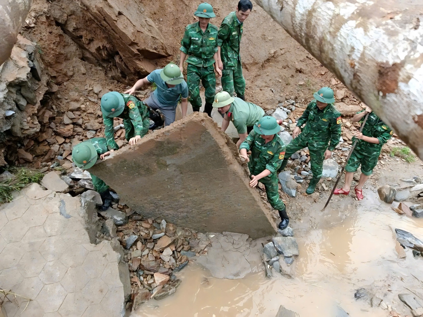 Nghệ An: L&agrave;m cầu gỗ cứu trợ 42 hộ d&acirc;n ở bản v&ugrave;ng bi&ecirc;n bị c&ocirc; lập do b&atilde;o- Ảnh 1.