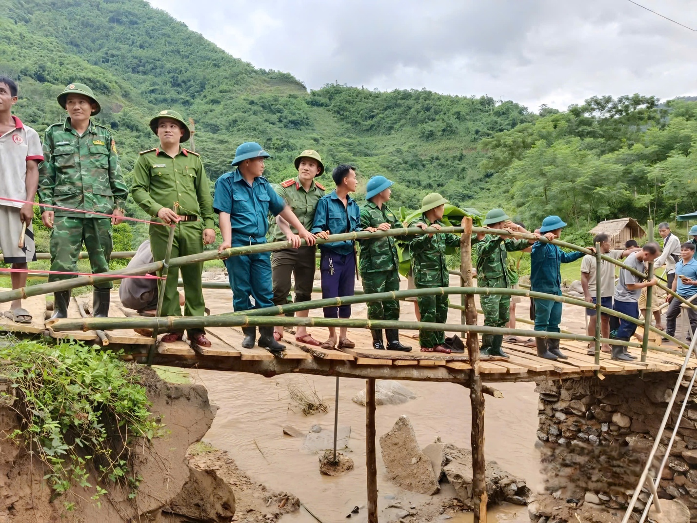 Nghệ An: L&agrave;m cầu gỗ cứu trợ 42 hộ d&acirc;n ở bản v&ugrave;ng bi&ecirc;n bị c&ocirc; lập do b&atilde;o- Ảnh 3.