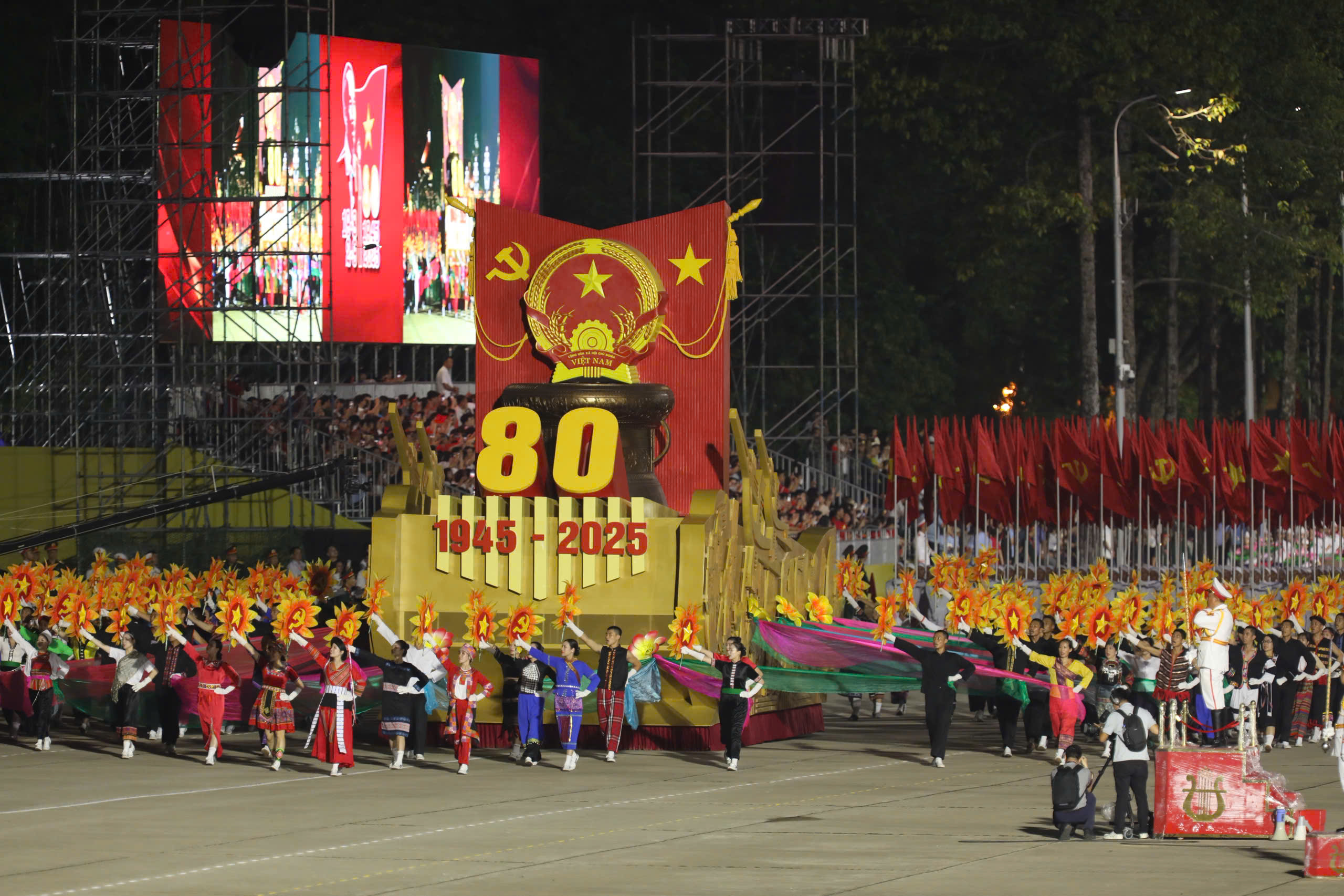 To&agrave;n cảnh xe tăng, kh&iacute; t&agrave;i, lực lượng h&ugrave;ng hậu diễu h&agrave;nh qua Quảng trường Ba Đ&igrave;nh- Ảnh 3.