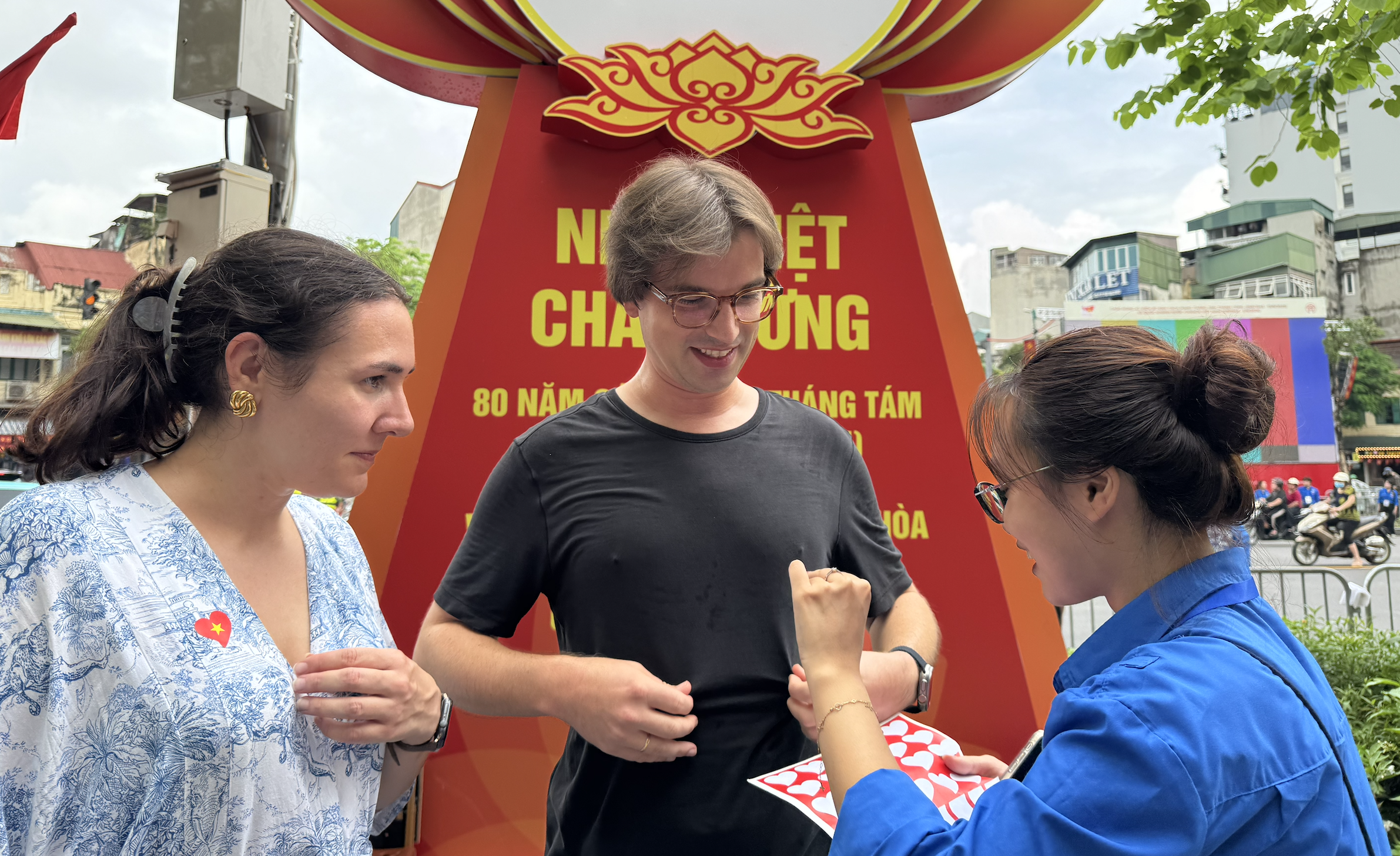 Người d&acirc;n, du kh&aacute;ch xuống đường h&aacute;o hức đ&oacute;n chờ buổi sơ duyệt diễu binh, diễu h&agrave;nh- Ảnh 2.