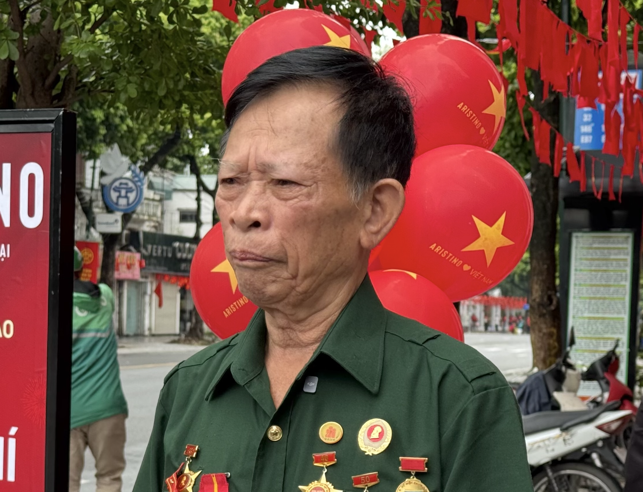 Người d&acirc;n, du kh&aacute;ch xuống đường h&aacute;o hức đ&oacute;n chờ buổi sơ duyệt diễu binh, diễu h&agrave;nh- Ảnh 6.