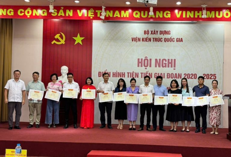 Viện trưởng Hồ Ch&iacute; Quang trao tặng giấy khen cho c&aacute;c c&aacute;n bộ, vi&ecirc;n chức ti&ecirc;u biểu.