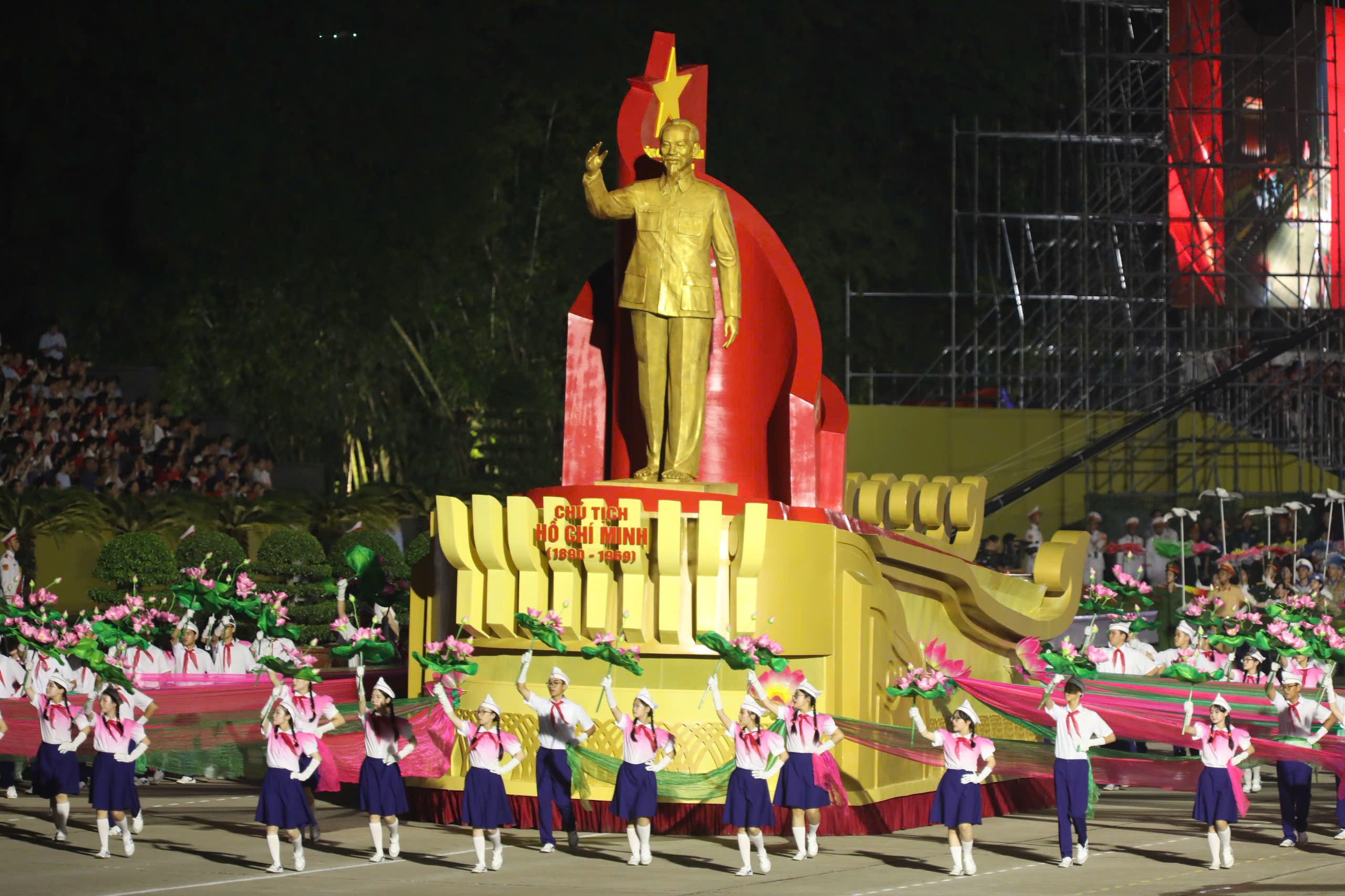 To&agrave;n cảnh xe tăng, kh&iacute; t&agrave;i, lực lượng h&ugrave;ng hậu diễu h&agrave;nh qua Quảng trường Ba Đ&igrave;nh- Ảnh 4.