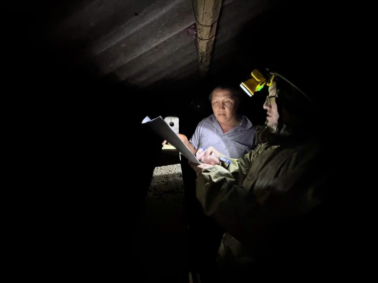 Kh&ocirc;ng quản hiểm nguy dầm mưa vượt lũ, gi&uacute;p d&acirc;n khắc phục hậu quả b&atilde;o lũ ở L&agrave;o Cai- Ảnh 4.