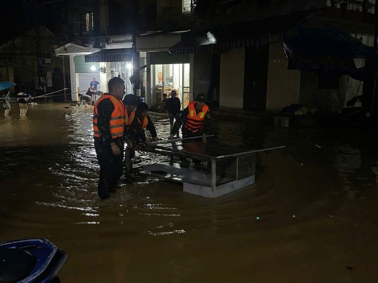 Kh&ocirc;ng quản hiểm nguy dầm mưa vượt lũ, gi&uacute;p d&acirc;n khắc phục hậu quả b&atilde;o lũ ở L&agrave;o Cai- Ảnh 6.