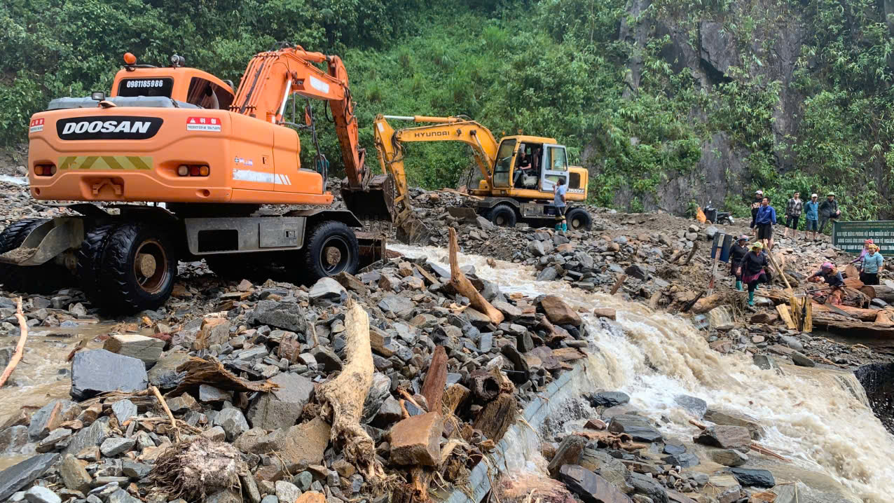 Kh&ocirc;ng quản hiểm nguy dầm mưa vượt lũ, gi&uacute;p d&acirc;n khắc phục hậu quả b&atilde;o lũ ở L&agrave;o Cai- Ảnh 9.