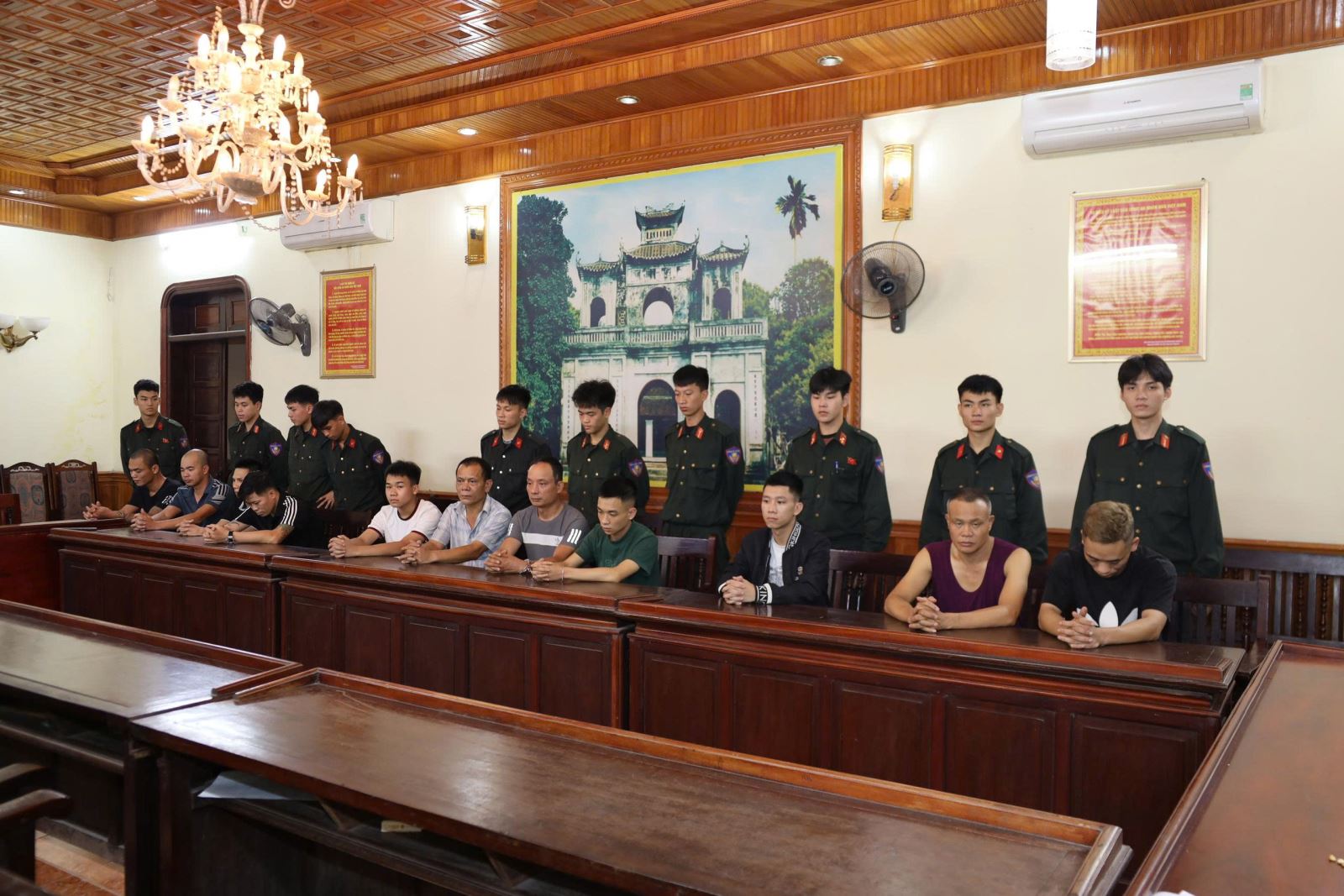 Hưng Y&ecirc;n: Đột k&iacute;ch sới bạc khủng n&uacute;p b&oacute;ng trang trại, bắt giữ 18 đối tượng- Ảnh 1.