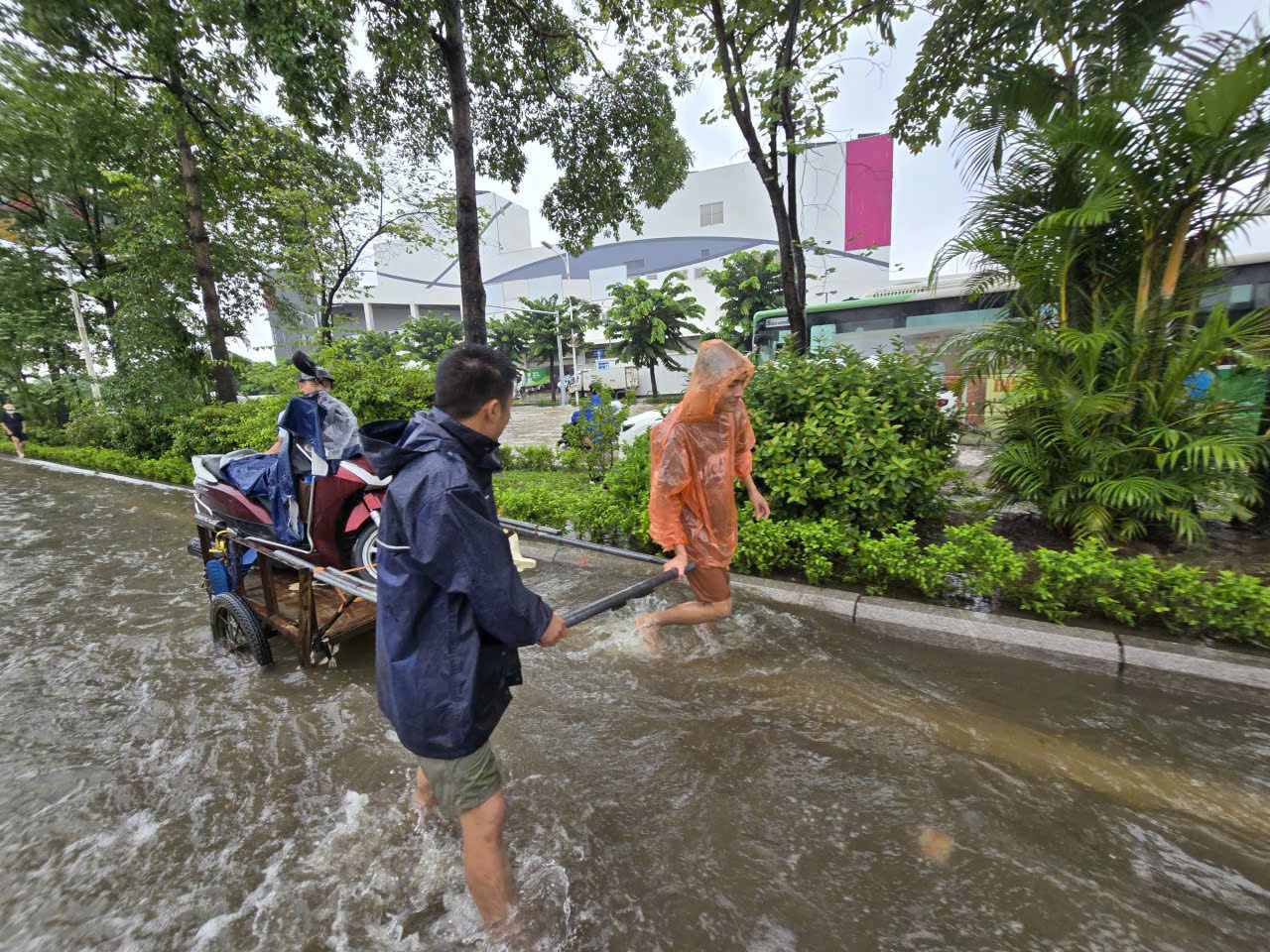 H&agrave; Nội: Mưa ngớt, người d&acirc;n vẫn &aacute;m ảnh v&igrave; c&ograve;n hơn 20 điểm ngập s&acirc;u- Ảnh 5.