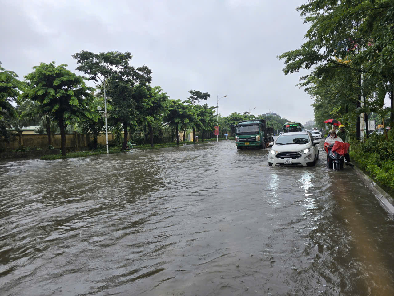 H&agrave; Nội: Mưa ngớt, người d&acirc;n vẫn &aacute;m ảnh v&igrave; c&ograve;n hơn 20 điểm ngập s&acirc;u- Ảnh 1.