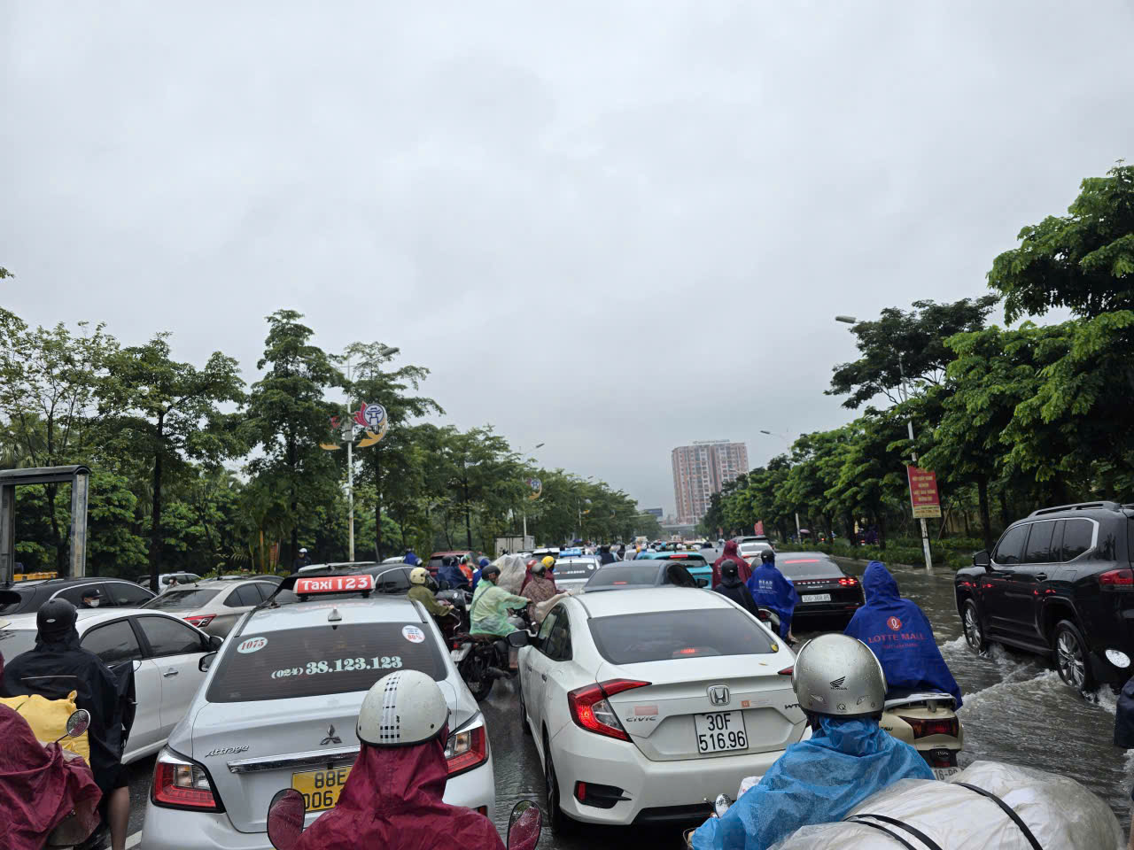 H&agrave; Nội: Mưa ngớt, người d&acirc;n vẫn &aacute;m ảnh v&igrave; c&ograve;n hơn 20 điểm ngập s&acirc;u- Ảnh 3.