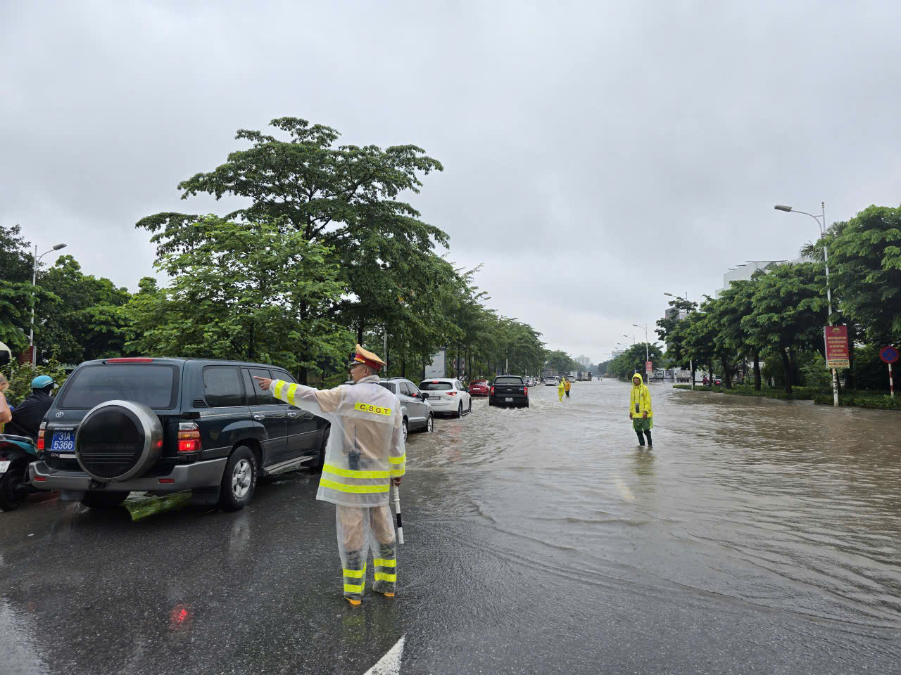 H&agrave; Nội: Mưa ngớt, người d&acirc;n vẫn &aacute;m ảnh v&igrave; c&ograve;n hơn 20 điểm ngập s&acirc;u- Ảnh 2.