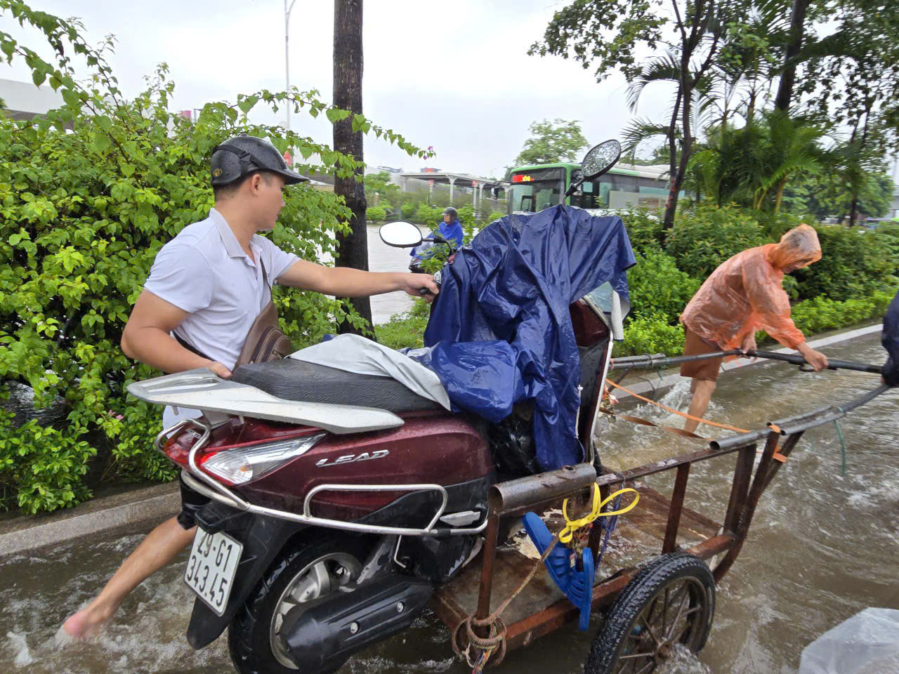 H&agrave; Nội: Mưa ngớt, người d&acirc;n vẫn &aacute;m ảnh v&igrave; c&ograve;n hơn 20 điểm ngập s&acirc;u- Ảnh 4.