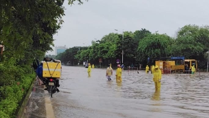 H&agrave; Nội: Mưa ngớt, người d&acirc;n vẫn &aacute;m ảnh v&igrave; c&ograve;n hơn 20 điểm ngập s&acirc;u- Ảnh 6.