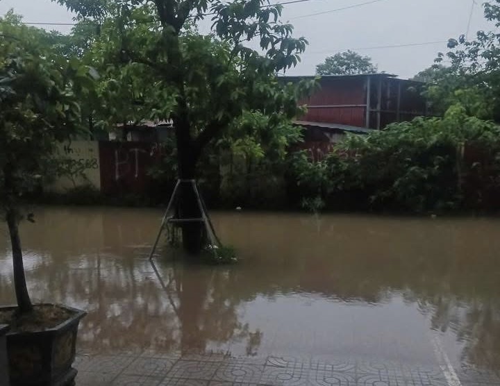 H&agrave; Nội: Mưa ngớt, người d&acirc;n vẫn &aacute;m ảnh v&igrave; c&ograve;n hơn 20 điểm ngập s&acirc;u- Ảnh 9.