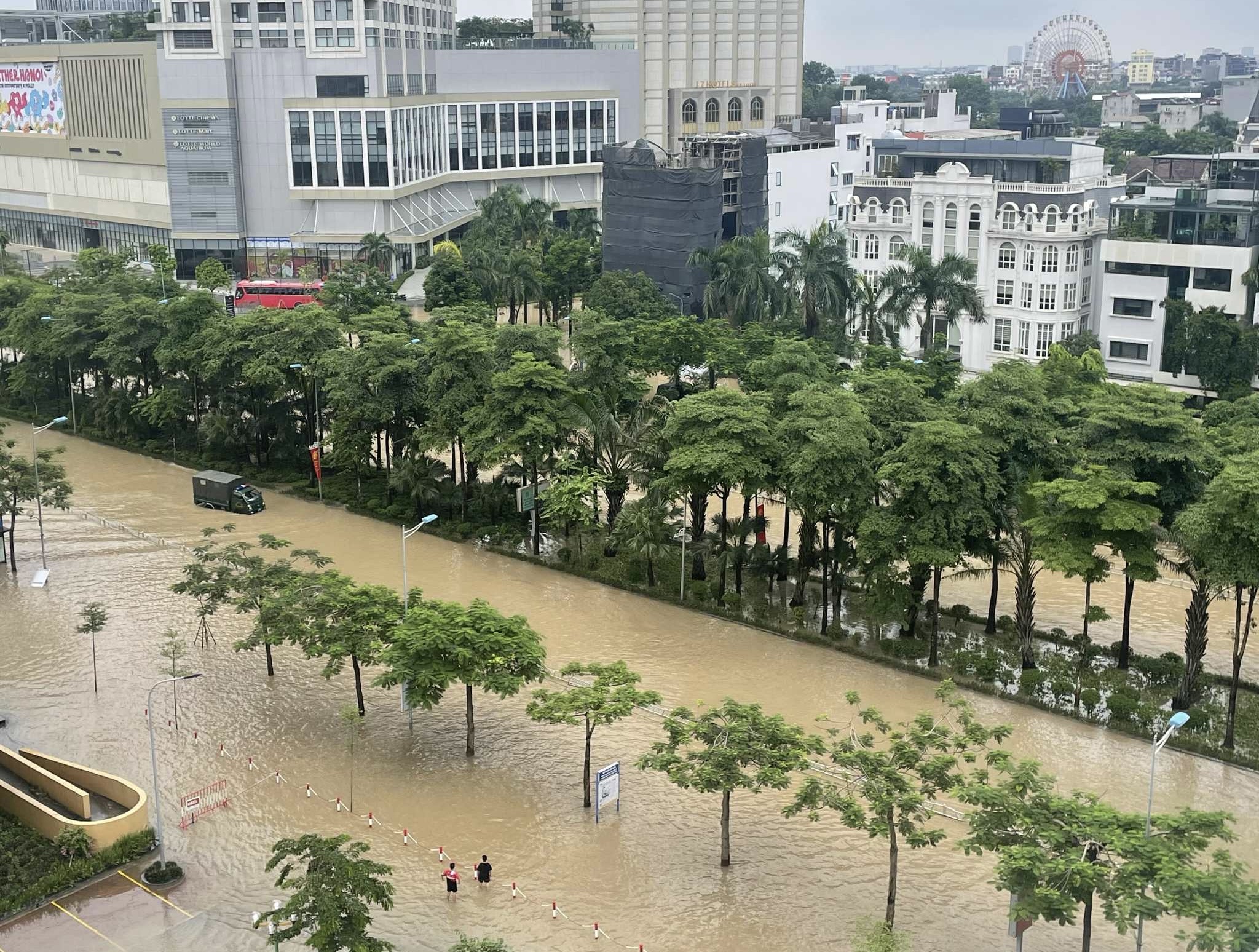 H&agrave; Nội: Mưa ngớt, người d&acirc;n vẫn &aacute;m ảnh v&igrave; c&ograve;n hơn 20 điểm ngập s&acirc;u- Ảnh 7.