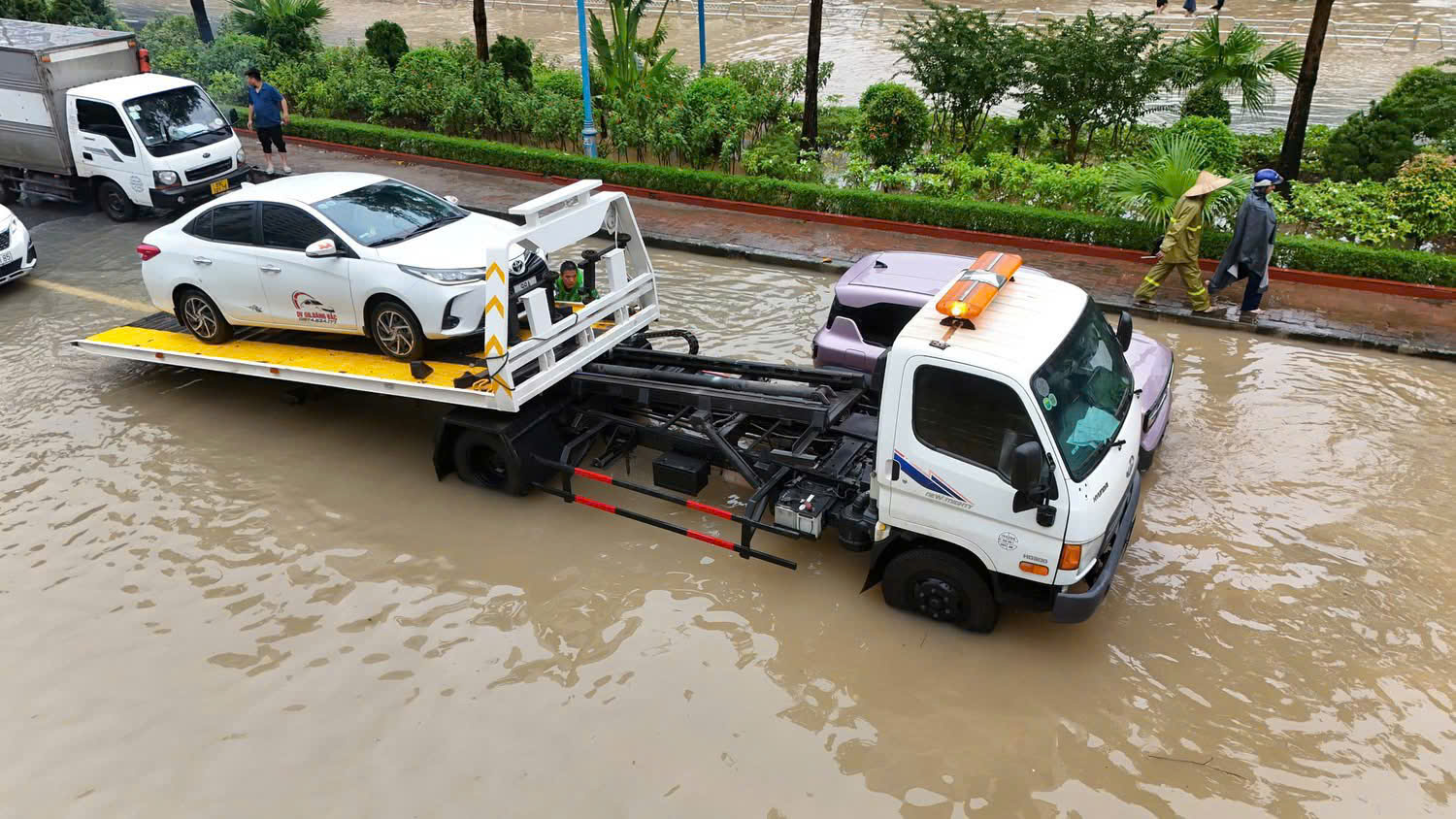 H&agrave; Nội: Mưa ngớt, người d&acirc;n vẫn &aacute;m ảnh v&igrave; c&ograve;n hơn 20 điểm ngập s&acirc;u- Ảnh 8.