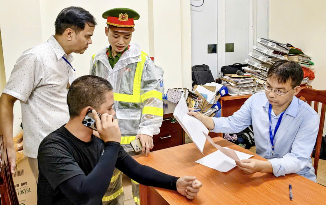 H&agrave; Nội: Xử phạt b&atilde;i tr&ocirc;ng xe tự ph&aacute;t gần Quảng trường Ba Đ&igrave;nh trước giờ sơ duyệt A80- Ảnh 2.