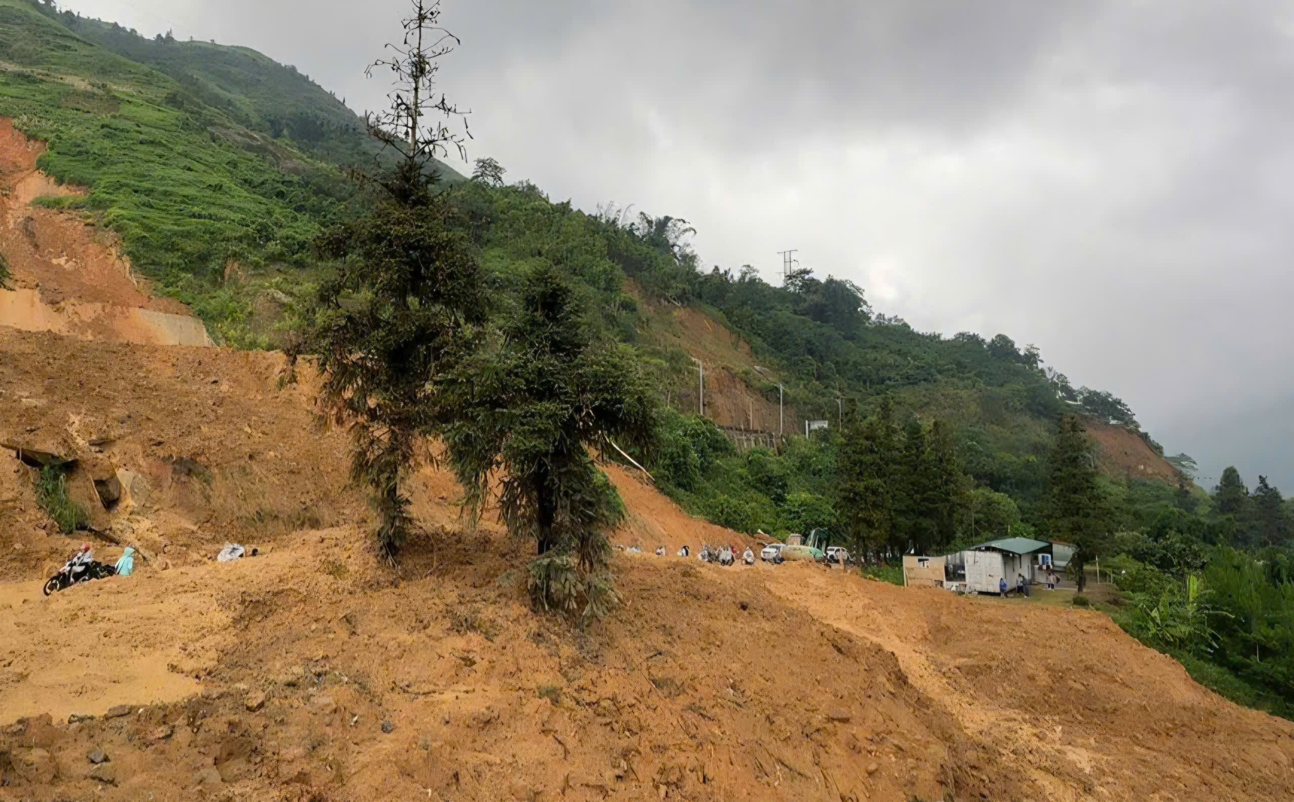 L&agrave;o Cai: Mưa lớn g&acirc;y sạt lở h&agrave;ng loạt, nhiều tuyến quốc lộ &aacute;ch tắc- Ảnh 2.